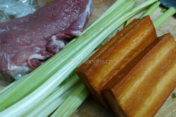 西芹豆干炒肉片的做法图解1