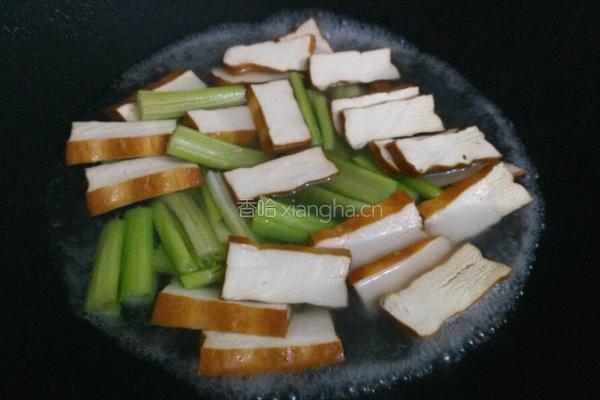 西芹豆干炒肉片的做法图解5