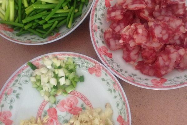 蒜苔炒腊肠的做法图解1