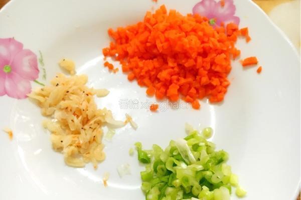 虾皮胡萝卜鸡蛋碎（宝宝高钙高蛋白食谱）的做法图解2