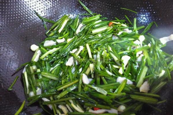 野蒜炒咸肉丝的做法图解6