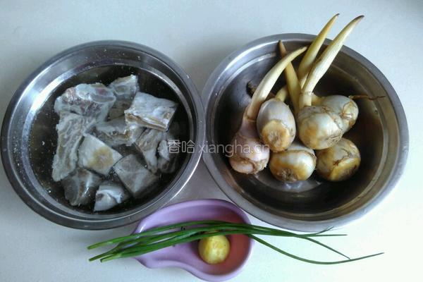茨菇炖咸排骨的做法图解1