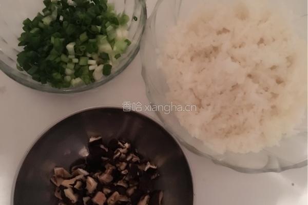 香菇炒饭的做法图解1