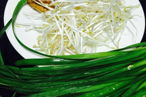 豆芽韭菜炒香干的做法图解1