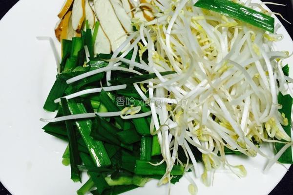 豆芽韭菜炒香干的做法图解2