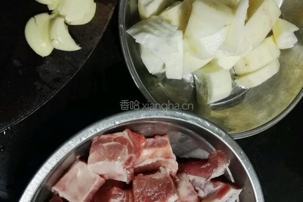 排骨焖淮山的做法图解1