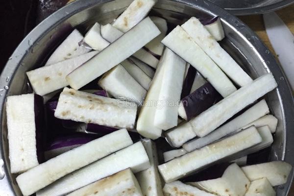肉末茄子的做法图解1