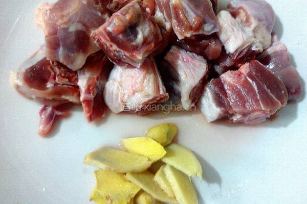 鸭肉焖土豆的做法图解1