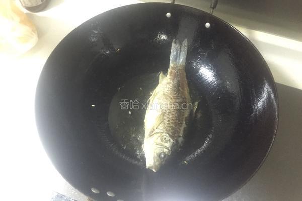 酸菜鲫鱼的做法图解1