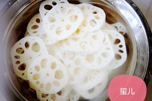 素炒莲菜的做法图解1