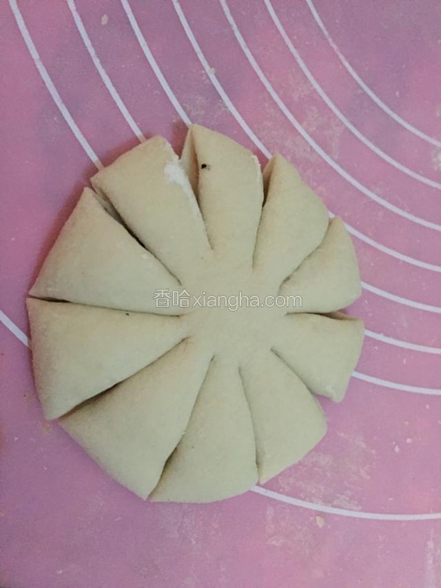 7.用刀切出均匀的刀痕
