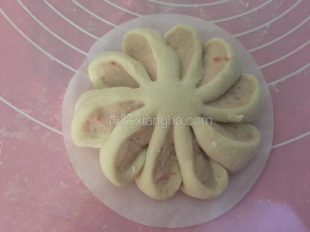 8.将切好的花瓣向上扭转一下，形状如图，里面的粉色面团就显露出来了
