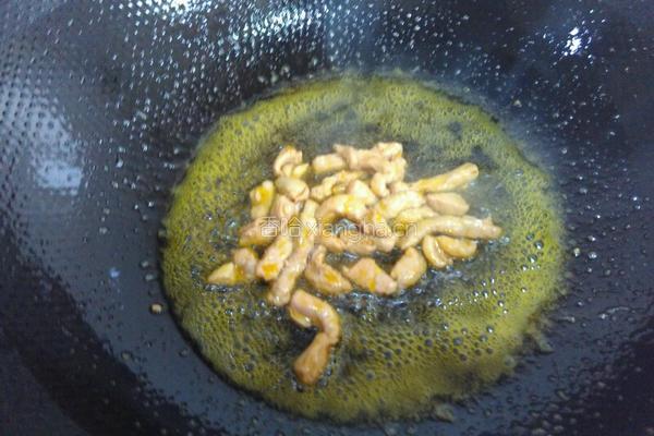 包菜炒肉丝的做法图解3