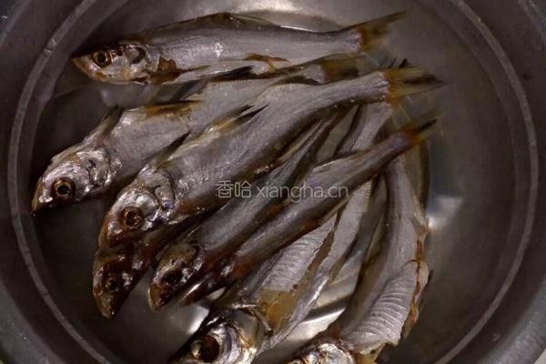 咸鱼蒸腊肠的做法图解1