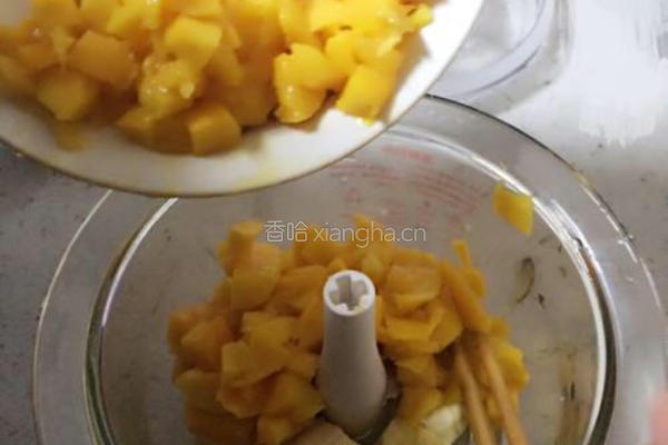 奥利奥香蕉芒果奶昔的做法图解3