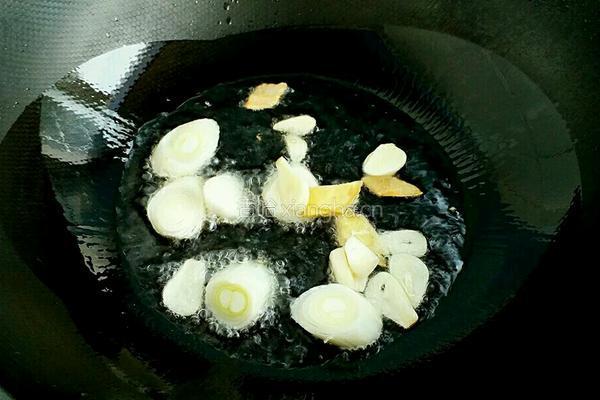 东北小鸡炖蘑菇的做法图解3