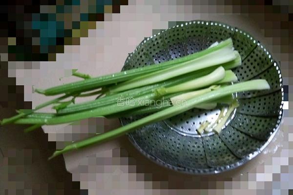 芹菜炒肉丝的做法图解1