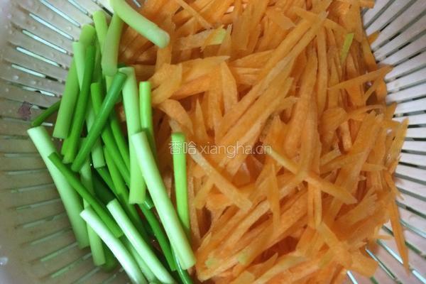 胡萝卜炒肉的做法图解2