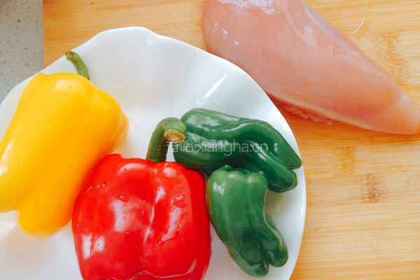 彩椒炒鸡肉片的做法图解1