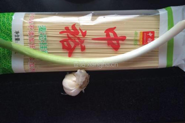 懒人版拌挂面的做法图解1