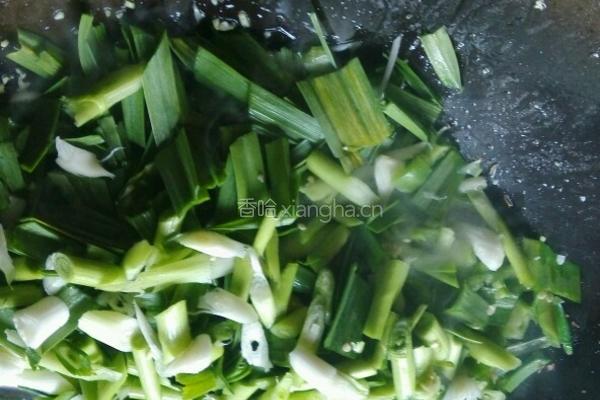 蒜苗炒豆腐的做法图解4