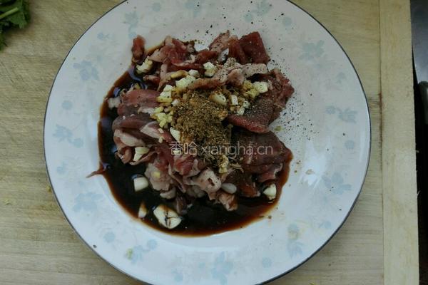 羊肉片炒金针菇的做法图解3