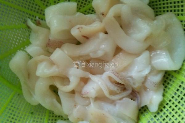 西蓝花炒鱿鱼圈的做法图解2