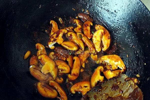 香菇炖冻豆腐的做法图解3