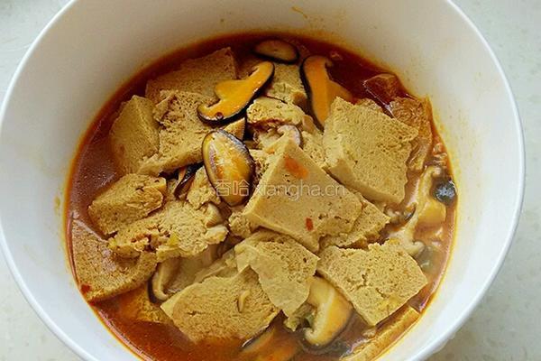 香菇炖冻豆腐的做法图解6