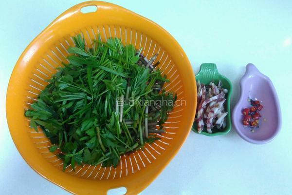 野芹菜炒香肠的做法图解2