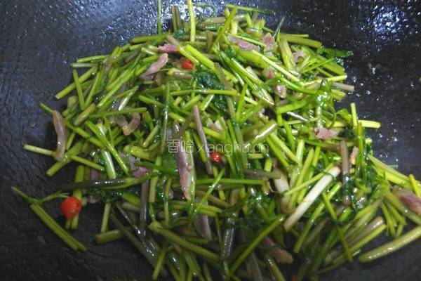 野芹菜炒香肠的做法图解7