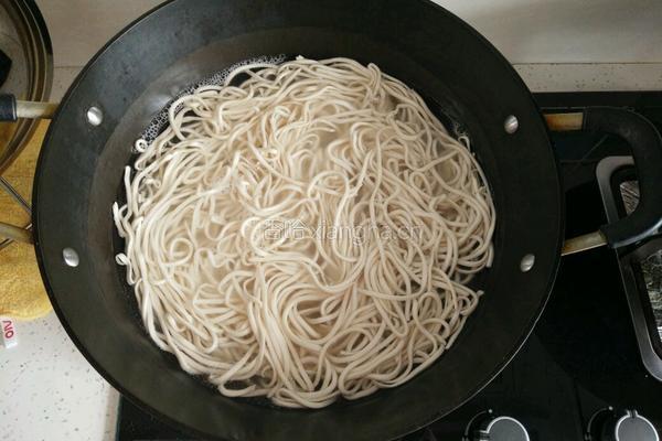 蚝油茄汁拌面的做法图解1