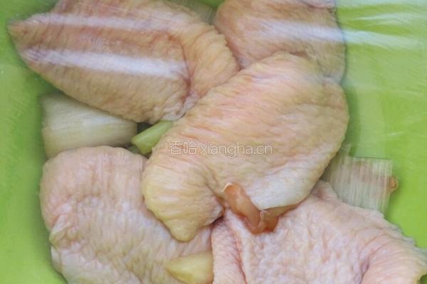 电饭煲蔬菜鸡翅的做法图解1