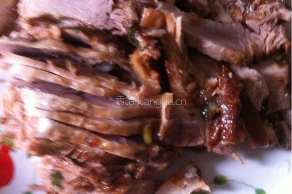 卤味猪蹄炒青椒的做法图解1