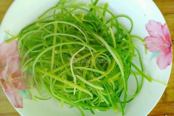 凉拌手撕蒜苔的做法图解7