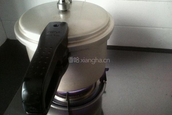 毛笋炖腌肉的做法图解4