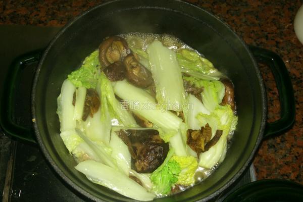 煎煮海鱼白菜牛肝菌花菇煲的做法图解3
