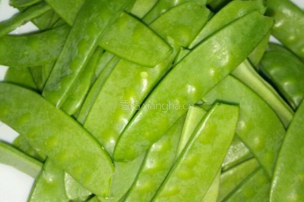 荷兰豆炒木耳的做法图解1