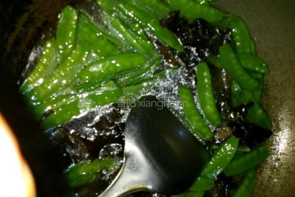 荷兰豆炒木耳的做法图解4