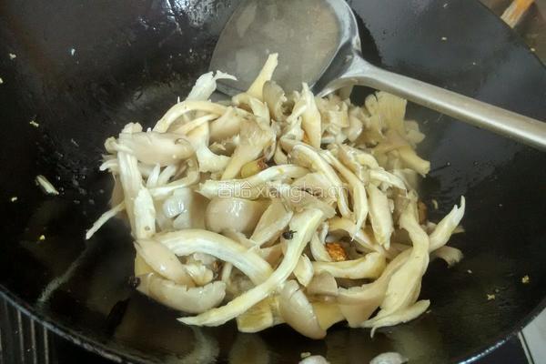 蘑菇炒豆腐的做法图解7