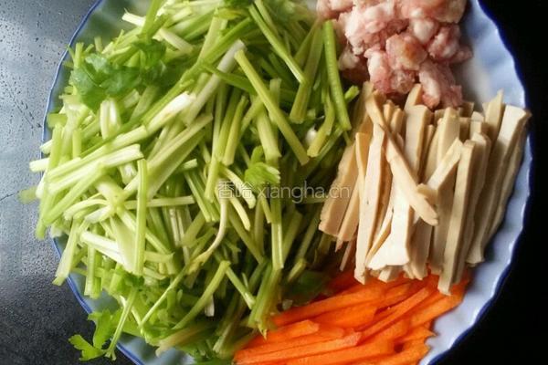 芹菜炒肉末的做法图解1