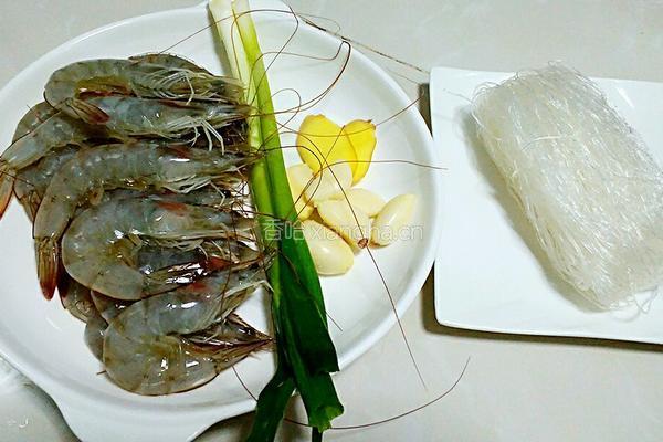 蒜蓉粉丝蒸大虾的做法图解1