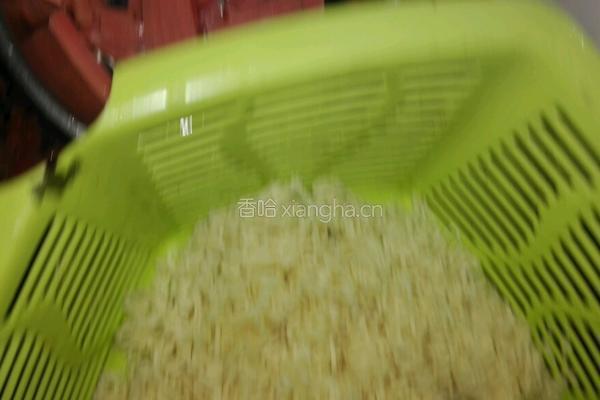 午餐肉丁炒面的做法图解1