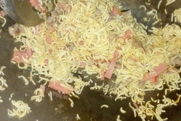 午餐肉丁炒面的做法图解8