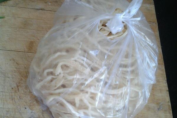 韭菜炒饼的做法图解1