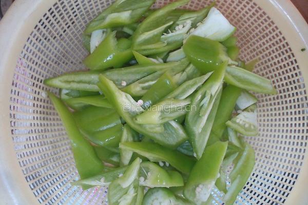 虎皮椒炒鲜尤的做法图解2