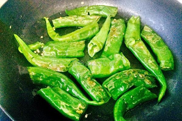 虎皮尖椒。的做法图解4