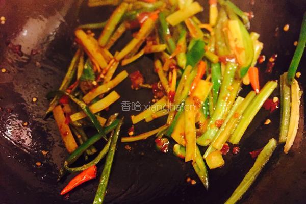 芹菜炒粉肠的做法图解5