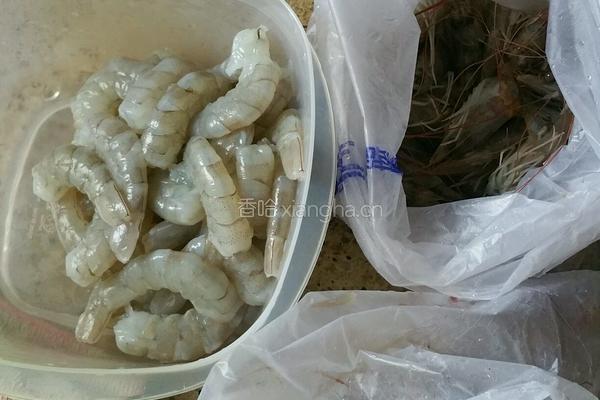 自制速冻虾仁的做法图解1