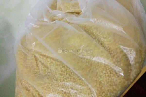 小米红薯粥的做法图解1